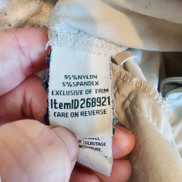 L.L. Bean Nylon Khaki Shorts Woman's 10 Zipper Cargo Pocket Stretch Waist EUC - Picture 9 of 11